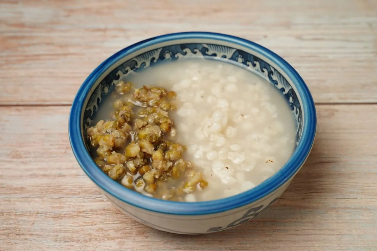 Ốm chỉ muốn ăn cháo trắng: cháo cho người bị cúm nên thêm gì để đủ chất mà không quá mặn?
