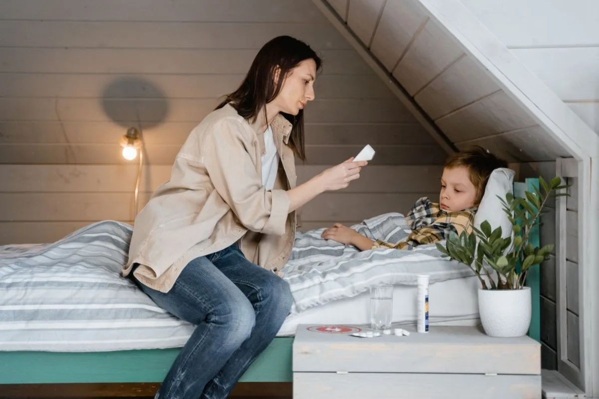 Trẻ ho sốt khi giao mùa: ca nhập viện ở Huế tăng hơn gấp 3, mẹ cần cho con ăn gì?