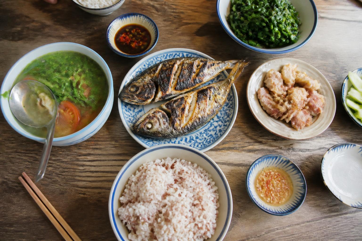 Bữa cơm gia đình với cơm trộn gạo lứt, cá, canh và rau