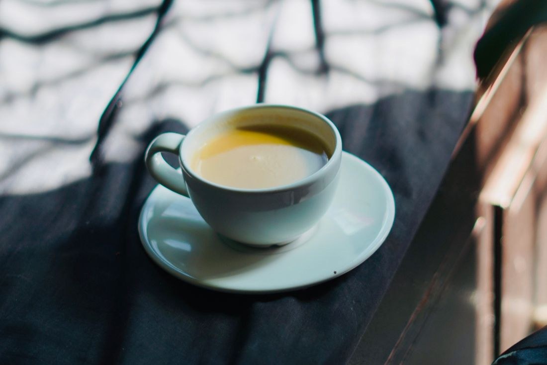 Tách trà thảo mộc ấm