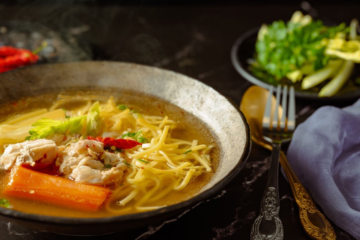 Bát mì gà nóng với cà rốt và rau cần, món dễ ăn khi mệt