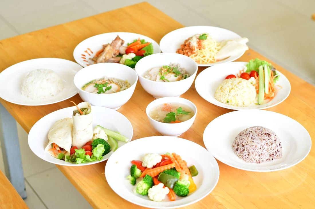 Mâm cơm nhiều món rau và ngũ cốc