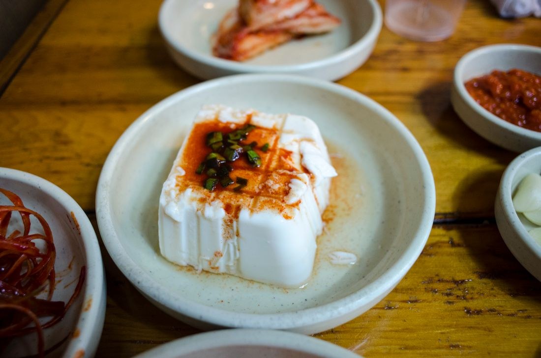 Đậu phụ dọn trong đĩa nhỏ