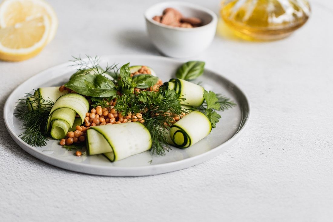Đĩa salad đậu gà và dưa leo
