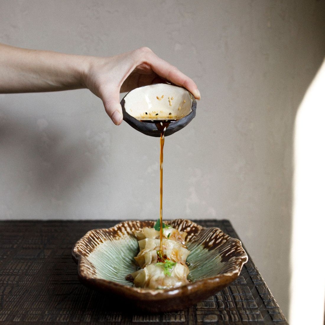 Rót xì dầu vào chén chấm